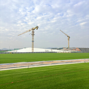 施工现场的塔式起重机