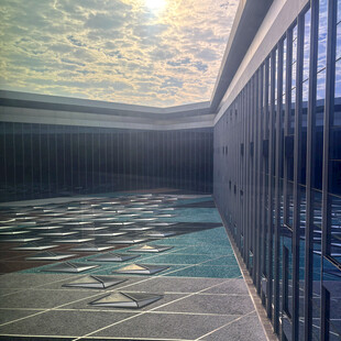 户外泳池与围栏景观