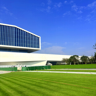 现代建筑与开阔草坪景观