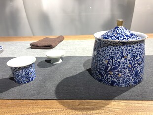 蓝白花纹陶瓷罐与杯具