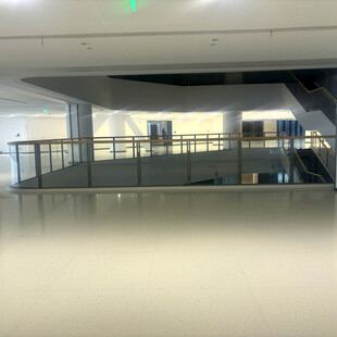 现代室内空旷大厅场景