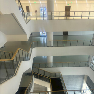 现代多层室内通透楼梯空间