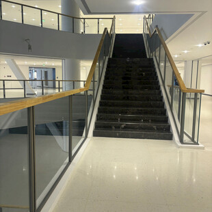 现代建筑室内宽敞楼梯
