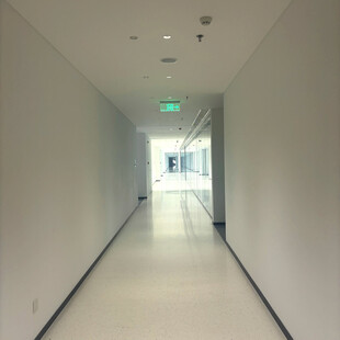 空旷明亮的室内走廊空间