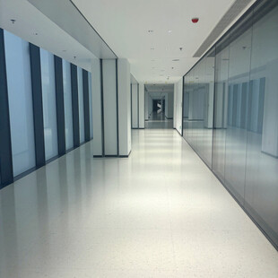现代宽敞的办公走廊空间