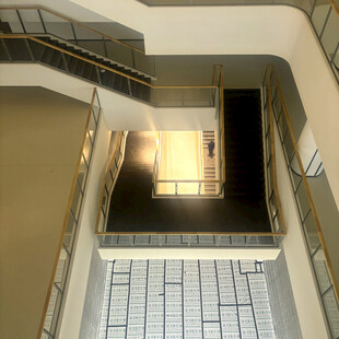 室内多层楼梯俯瞰景象