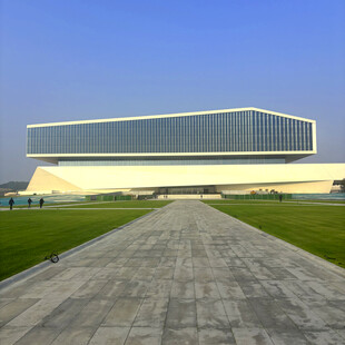 现代风格的宏伟建筑外观