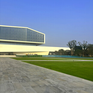 现代风格建筑与开阔广场