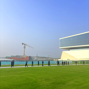 海滨建筑旁的绿地与施工场景