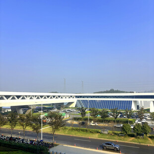 现代桥梁与周边景致