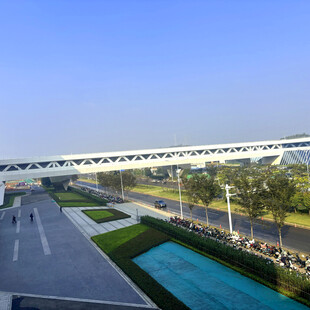 现代桥梁与周边景观