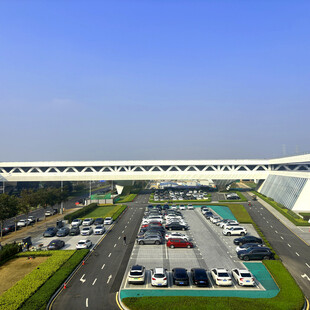 现代化车站前的停车场景