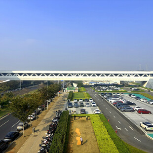 俯瞰城市高架桥与停车场