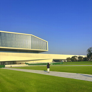 现代建筑旁的开阔绿地