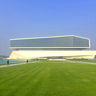 现代风格建筑与广阔草坪