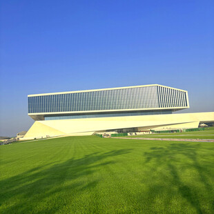 现代建筑与翠绿草地景观