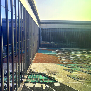 现代建筑旁的多彩地面景观