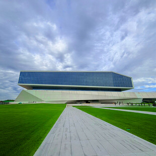 现代风格建筑与开阔绿地