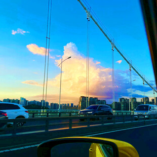 车内视角看夕阳下的桥梁