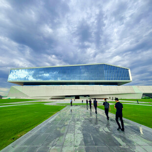 现代建筑前的行人漫步