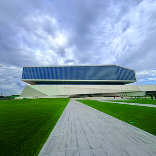 现代建筑与开阔绿地景观