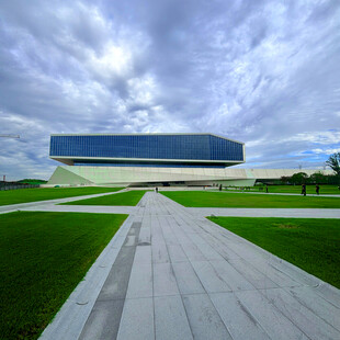 现代建筑前的开阔景观步道