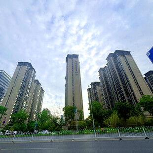 城市林立高楼与晴朗天空