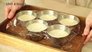 木质托盘上的精美玻璃茶具