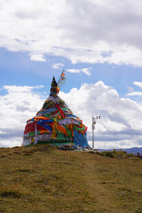 草原上的彩色经幡塔