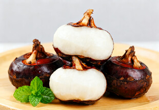 荸荠摆放在木盘上