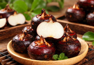 荸荠摆放在木盘上