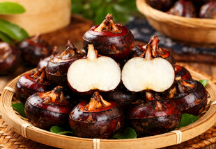 荸荠摆放在竹篮中