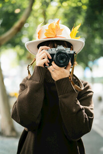 街头摄影师专注拍摄瞬间