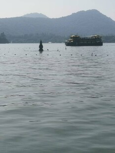 湖景中的船只与远处山峦