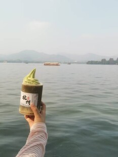 湖畔手持冰淇淋惬意一刻