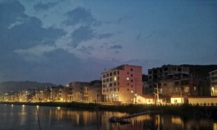 河畔夜景城市建筑的静谧美