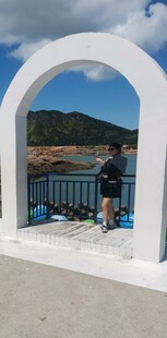 拱形观景处的男子赏景