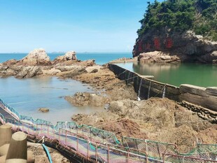 海边栈道与礁石景观