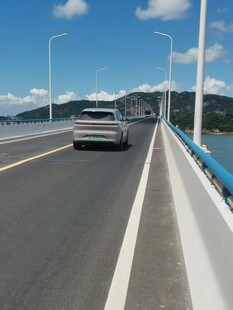 公路上行驶的一辆白色汽车