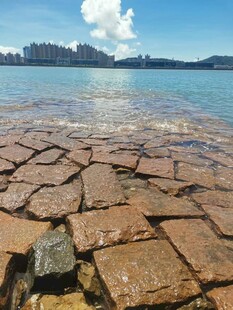 海边石砌步道海景迷人