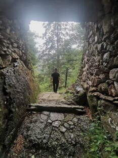 山间石径独行客