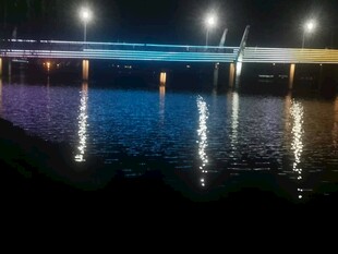 夜晚桥梁倒影美丽夜景