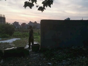 黄昏下的乡村人物场景