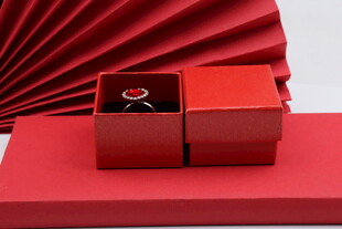 红色礼盒中的精美戒指