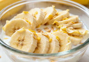 玻璃碗中的香蕉燕麦牛奶