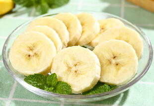 玻璃碗中的切片香蕉