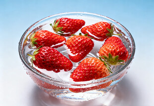 玻璃碗中的草莓
