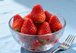 玻璃碗中的草莓