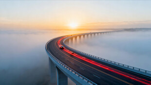 日出下的跨海大桥美景