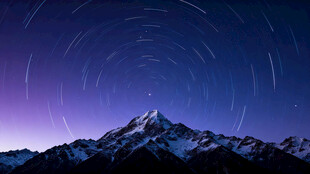 雪山星空下的梦幻星轨